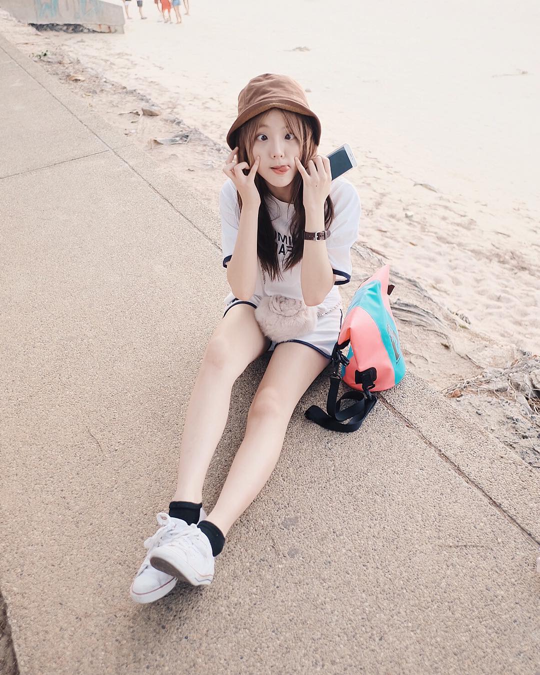 5 mẫu sneaker một khi đã diện cùng đồng phục thì đẹp khỏi chê - Ảnh 4. 5 mẫu sneaker một khi đã diện cùng đồng phục thì đẹp khỏi chê - Ảnh 4.