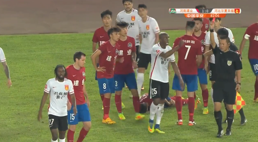 Đạp vào chỗ ấy đối thủ, cựu sao Arsenal nhận kết cục đắng lòng - Ảnh 3. Đạp vào chỗ ấy đối thủ, cựu sao Arsenal nhận kết cục đắng lòng - Ảnh 3.