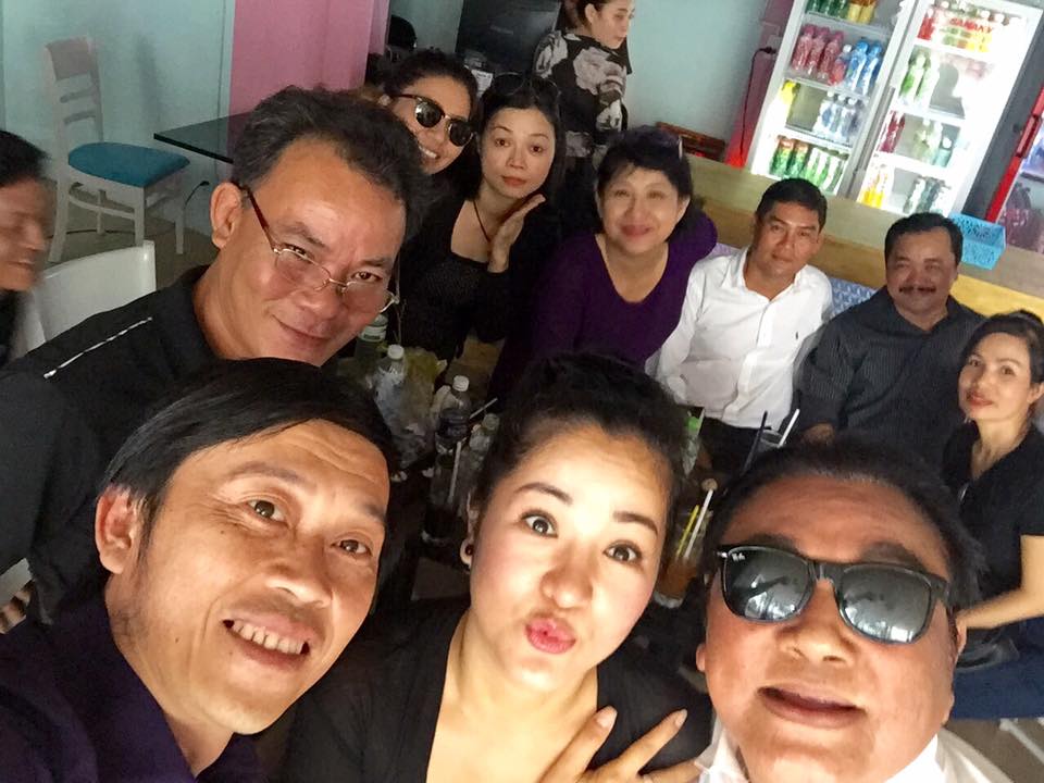 Hoài Linh, Thúy Nga khiến công chúng phản ứng khi đi đám tang mà cười nói, chụp ảnh chu môi - Ảnh 2. Hoài Linh, Thúy Nga khiến công chúng phản ứng khi đi đám tang mà cười nói, chụp ảnh chu môi - Ảnh 2.