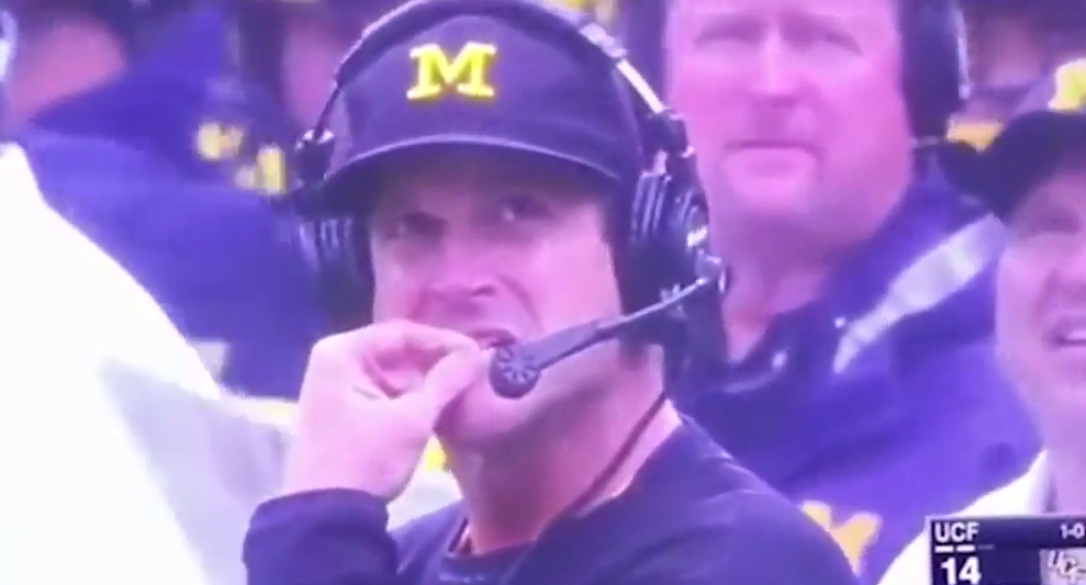 HLV bóng bầu dục cậy gỉ mũi rồi bỏ vào miệng - Ảnh 3. HLV bóng bầu dục cậy gỉ mũi rồi bỏ vào miệng - Ảnh 3.