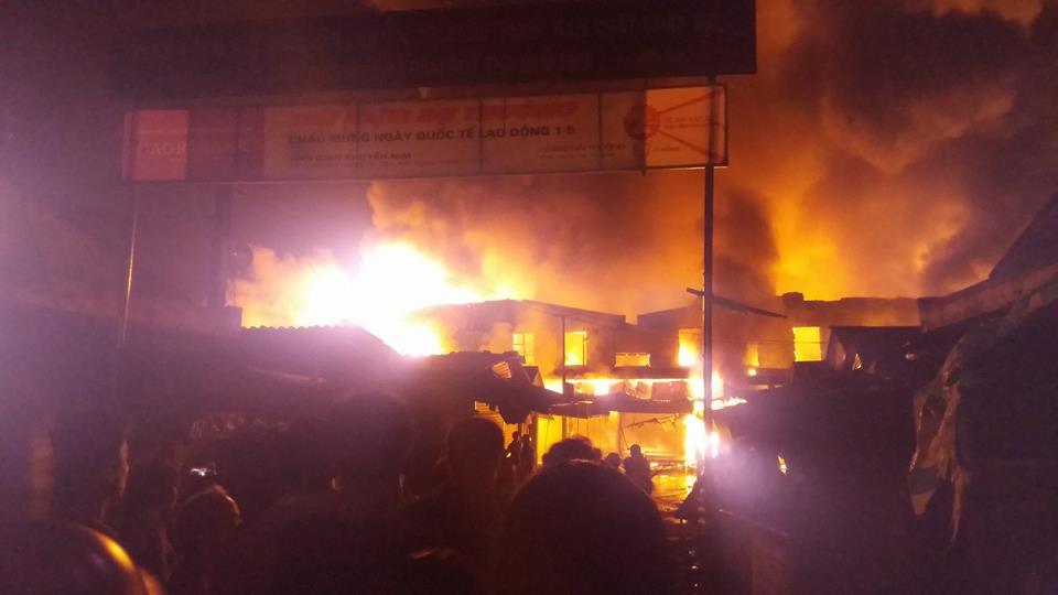 Hà Tĩnh: Cháy chợ trong đêm, gần 1.000 tiểu thương trở tay không kịp - Ảnh 2. Hà Tĩnh: Cháy chợ trong đêm, gần 1.000 tiểu thương trở tay không kịp - Ảnh 2.