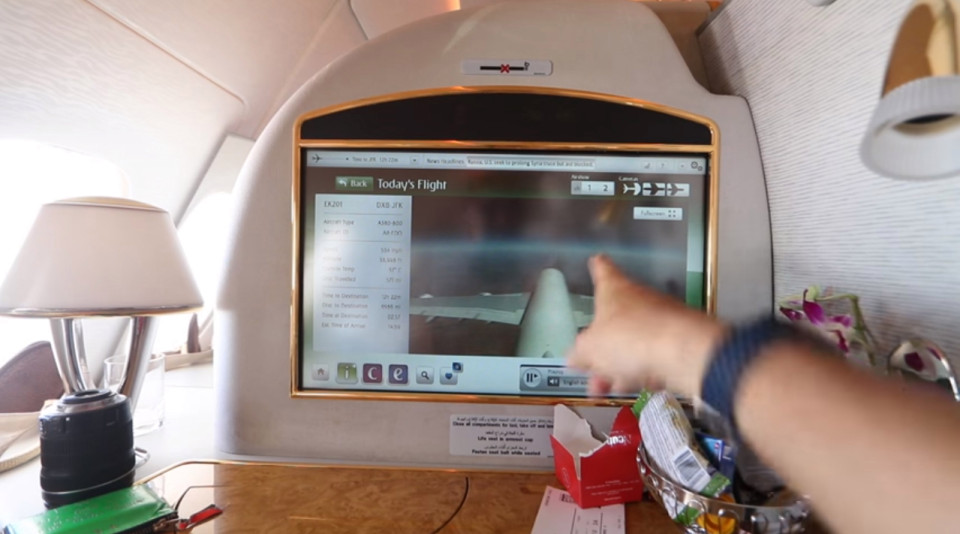 Video: Trải nghiệm khoang máy bay hạng nhất của hãng hàng không danh tiếng Dubai với giá 481 triệu đồng - Ảnh 3. Video: Trải nghiệm khoang máy bay hạng nhất của hãng hàng không danh tiếng Dubai với giá 481 triệu đồng - Ảnh 3.