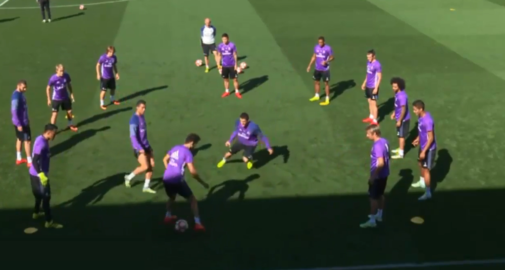 Con trai Zidane biểu diễn kỹ thuật làm bẽ mặt Ronaldo - Ảnh 4. Con trai Zidane biểu diễn kỹ thuật làm bẽ mặt Ronaldo - Ảnh 4.