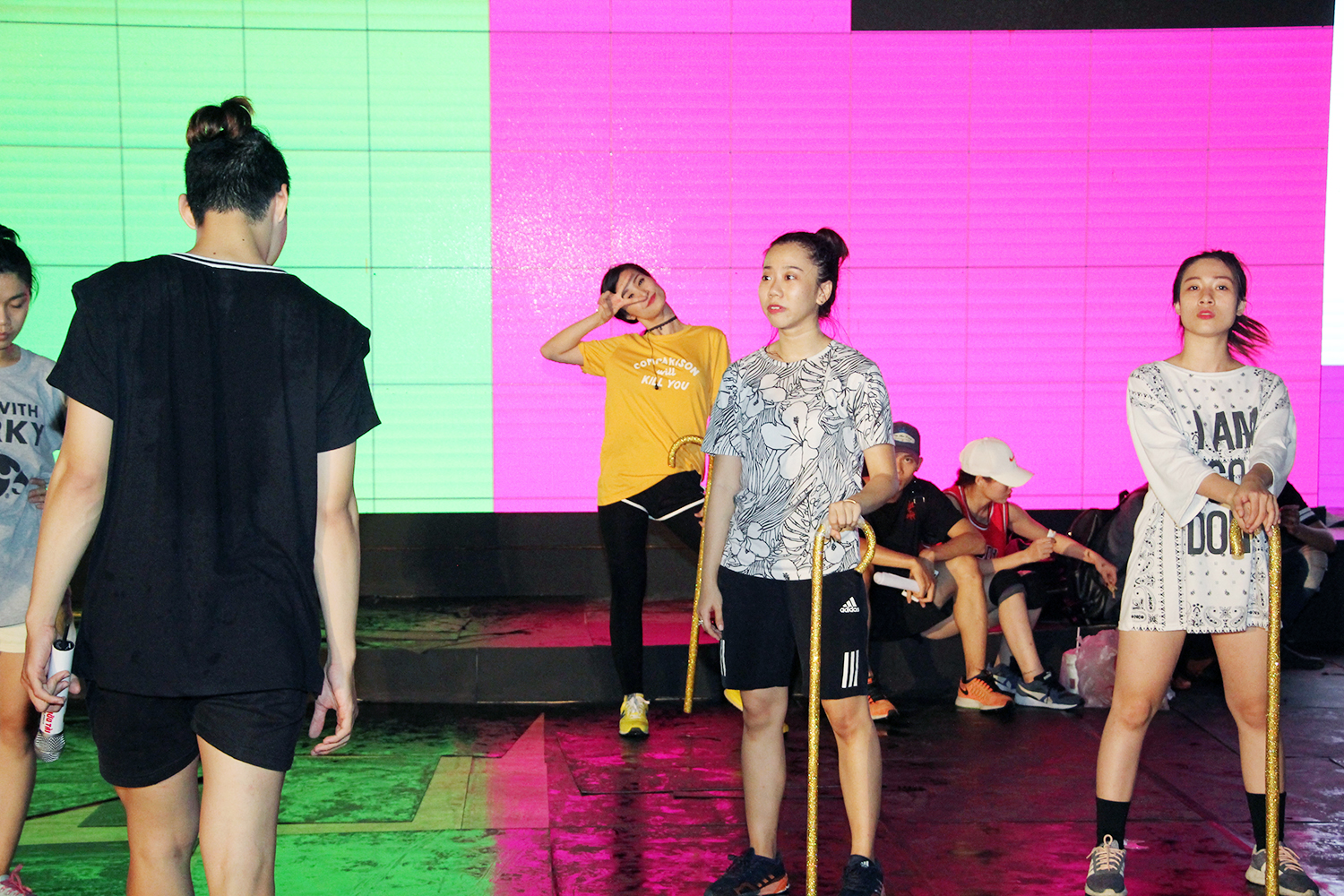 Đông Nhi cùng ê-kíp chạy sân khấu cho liveshow đến 4 giờ sáng - Ảnh 13. Đông Nhi cùng ê-kíp chạy sân khấu cho liveshow đến 4 giờ sáng - Ảnh 13.