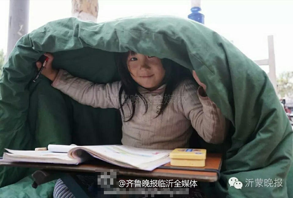 Cô bé 6 tuổi trùm chăn ngồi học bên vệ đường khiến nhiều người không khỏi xót xa - Ảnh 2. Cô bé 6 tuổi trùm chăn ngồi học bên vệ đường khiến nhiều người không khỏi xót xa - Ảnh 2.