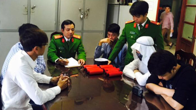 Chân dung nhóm thanh niên ra đường đốt bom mới bị bắt giữ - Ảnh 6. Chân dung nhóm thanh niên ra đường đốt bom mới bị bắt giữ - Ảnh 6.
