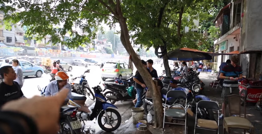 The Vietnam Notebook: Chuyến du ngoạn thú vị của hai cha con người Mỹ không biết mẩu tiếng Việt nào - Ảnh 6. The Vietnam Notebook: Chuyến du ngoạn thú vị của hai cha con người Mỹ không biết mẩu tiếng Việt nào - Ảnh 6.