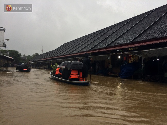Hội An ngập trong nước lũ, dịch vụ chèo thuyền ngắm phố cổ hút khách - Ảnh 8.