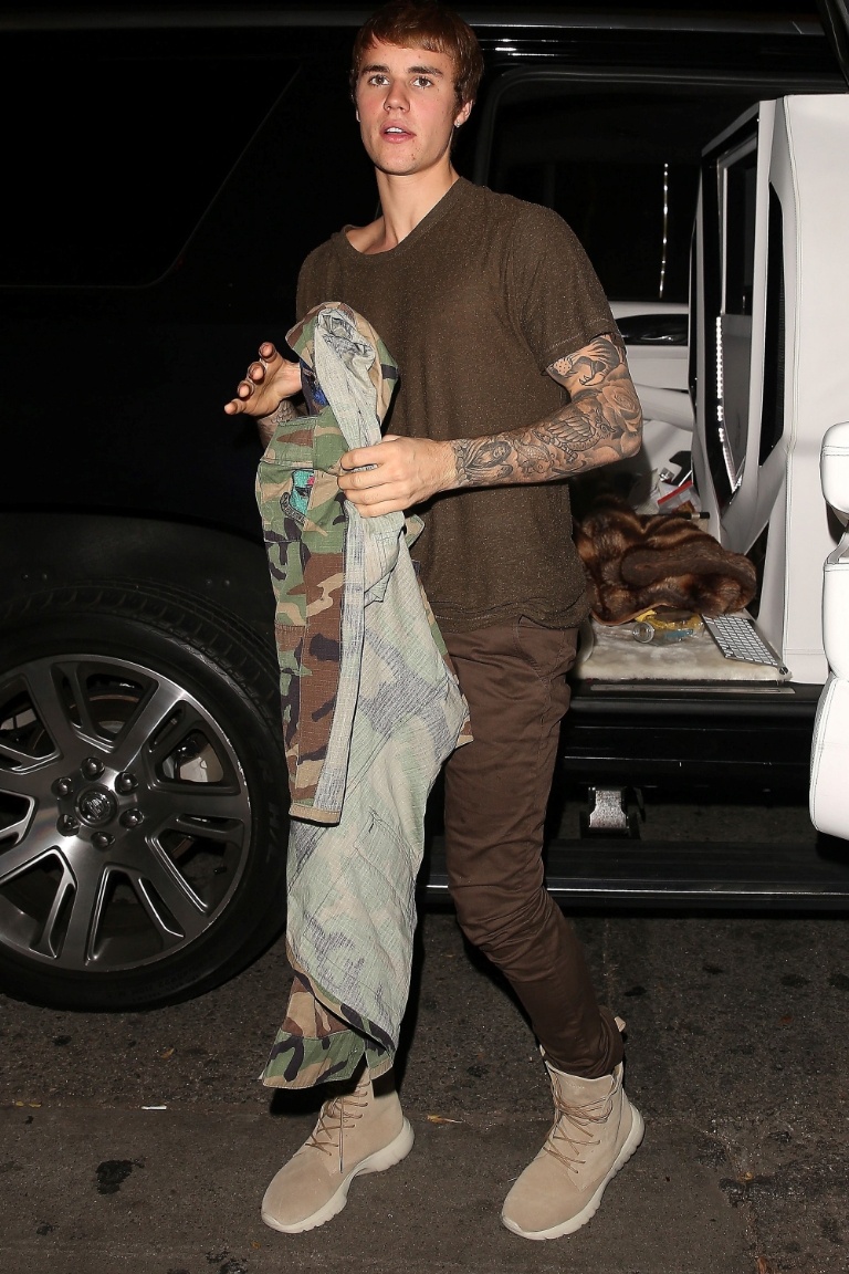 Có một sự giống không hề nhẹ! Chăn lông sang chảnh của Justin Bieber bị ví như món ức gà nướng - Ảnh 2. Có một sự giống không hề nhẹ! Chăn lông sang chảnh của Justin Bieber bị ví như món ức gà nướng - Ảnh 2.