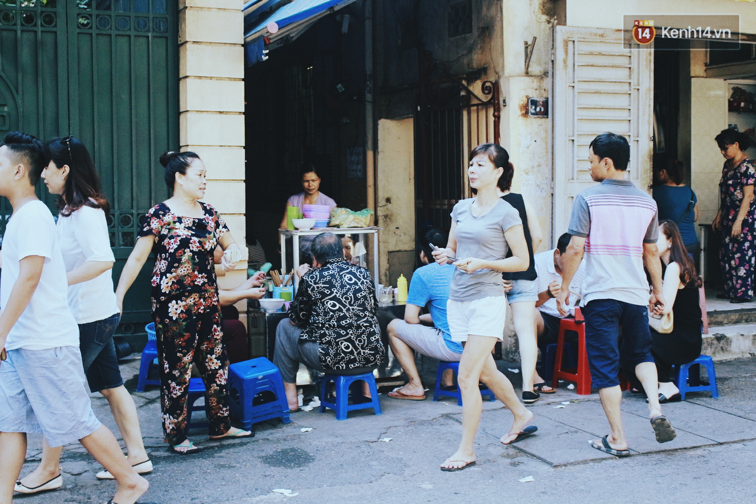 Khuất trong ngõ nhỏ, quán miến lươn này vẫn tiêu thụ hết cả 2 tạ lươn/ngày, đông khách suốt hơn 10 năm - Ảnh 10. Khuất trong ngõ nhỏ, quán miến lươn này vẫn tiêu thụ hết cả 2 tạ lươn/ngày, đông khách suốt hơn 10 năm - Ảnh 10.