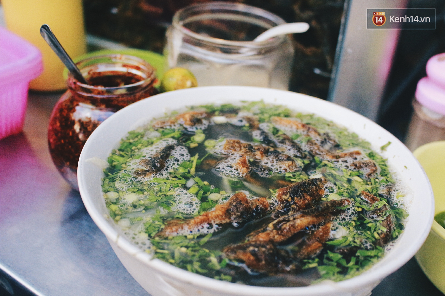 Khuất trong ngõ nhỏ, quán miến lươn này vẫn tiêu thụ hết cả 2 tạ lươn/ngày, đông khách suốt hơn 10 năm - Ảnh 4. Khuất trong ngõ nhỏ, quán miến lươn này vẫn tiêu thụ hết cả 2 tạ lươn/ngày, đông khách suốt hơn 10 năm - Ảnh 4.