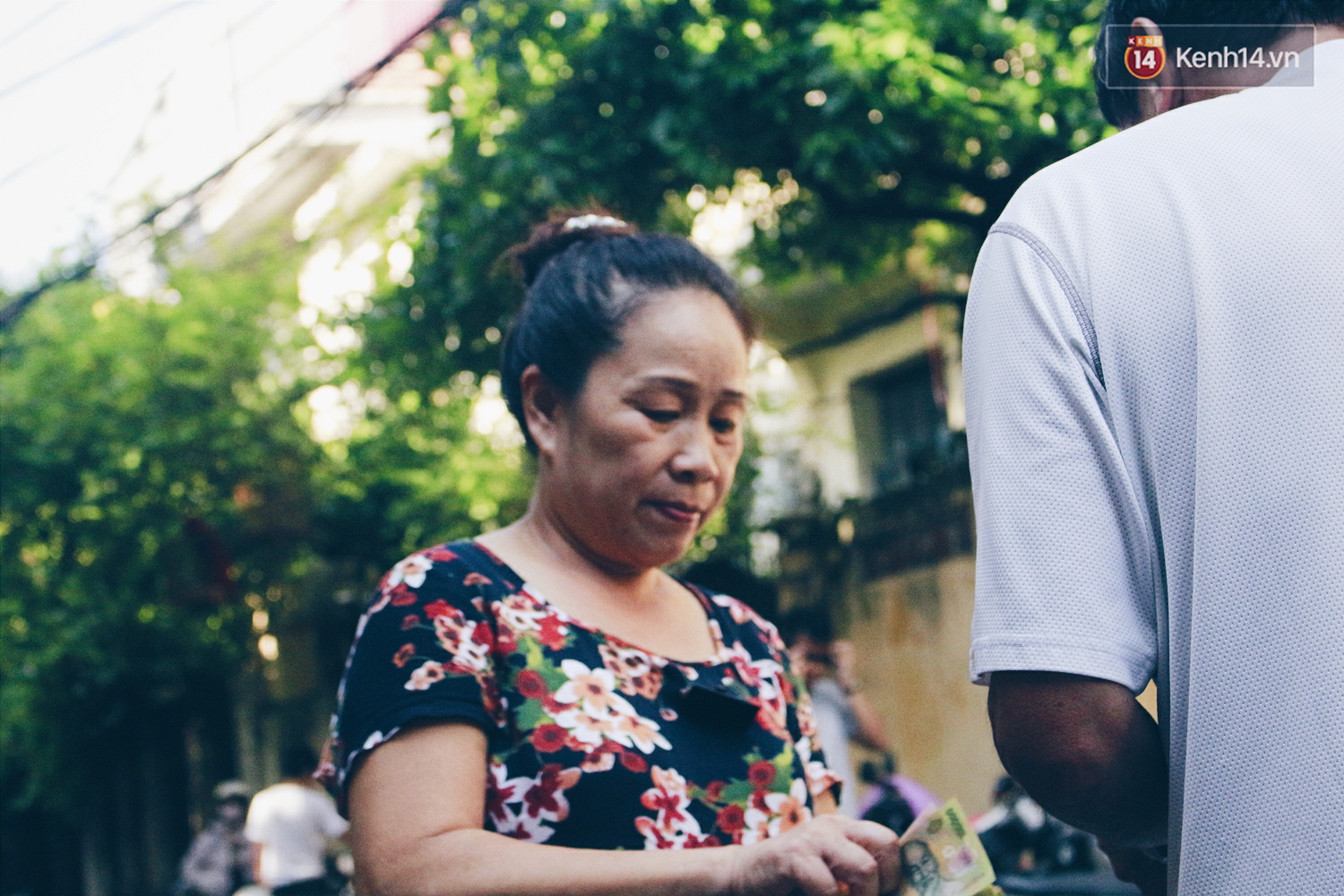 Khuất trong ngõ nhỏ, quán miến lươn này vẫn tiêu thụ hết cả 2 tạ lươn/ngày, đông khách suốt hơn 10 năm - Ảnh 6. Khuất trong ngõ nhỏ, quán miến lươn này vẫn tiêu thụ hết cả 2 tạ lươn/ngày, đông khách suốt hơn 10 năm - Ảnh 6.