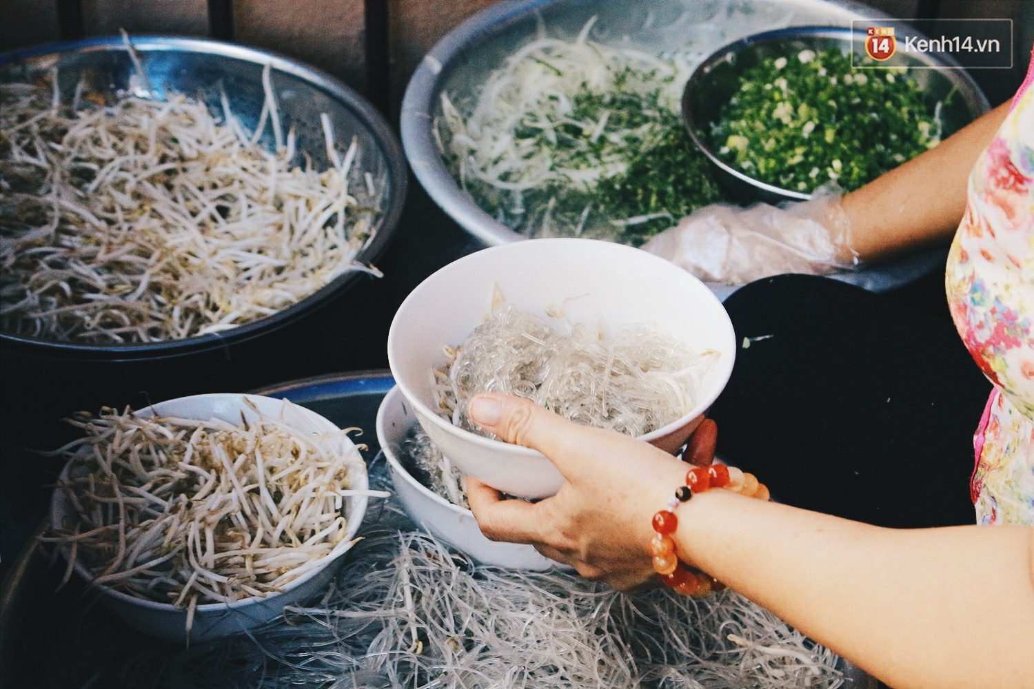 Khuất trong ngõ nhỏ, quán miến lươn này vẫn tiêu thụ hết cả 2 tạ lươn/ngày, đông khách suốt hơn 10 năm - Ảnh 8. Khuất trong ngõ nhỏ, quán miến lươn này vẫn tiêu thụ hết cả 2 tạ lươn/ngày, đông khách suốt hơn 10 năm - Ảnh 8.