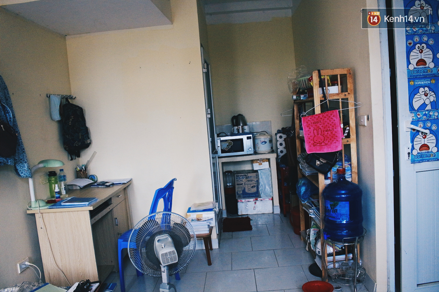 Sinh viên khốn khổ vì vật lộn trong những phòng trọ tồi tàn, lụp xụp mà giá siêu chát - Ảnh 4. Sinh viên khốn khổ vì vật lộn trong những phòng trọ tồi tàn, lụp xụp mà giá siêu chát - Ảnh 4.