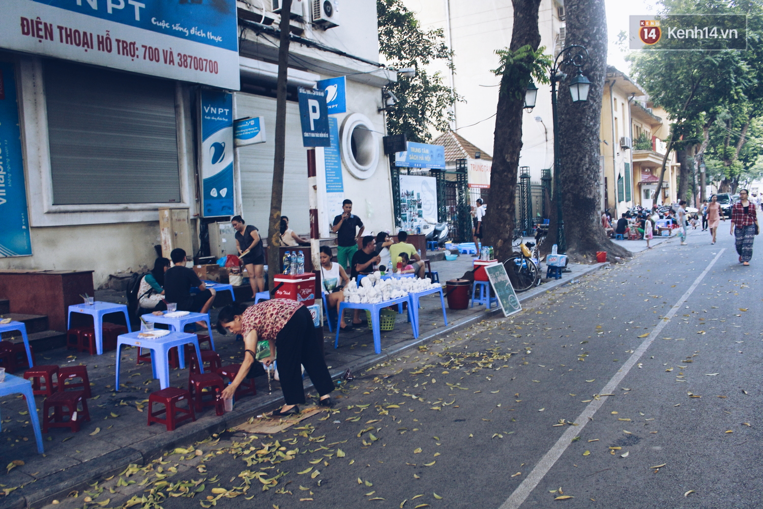 Hàng quán quanh hồ Gươm than vãn ế khách, kinh doanh dịch vụ nước vỉa hè được dịp lên ngôi - Ảnh 13. Hàng quán quanh hồ Gươm than vãn ế khách, kinh doanh dịch vụ nước vỉa hè được dịp lên ngôi - Ảnh 13.