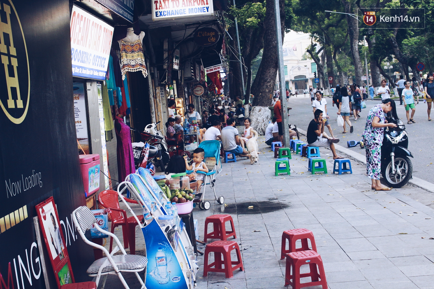 Hàng quán quanh hồ Gươm than vãn ế khách, kinh doanh dịch vụ nước vỉa hè được dịp lên ngôi - Ảnh 15. Hàng quán quanh hồ Gươm than vãn ế khách, kinh doanh dịch vụ nước vỉa hè được dịp lên ngôi - Ảnh 15.