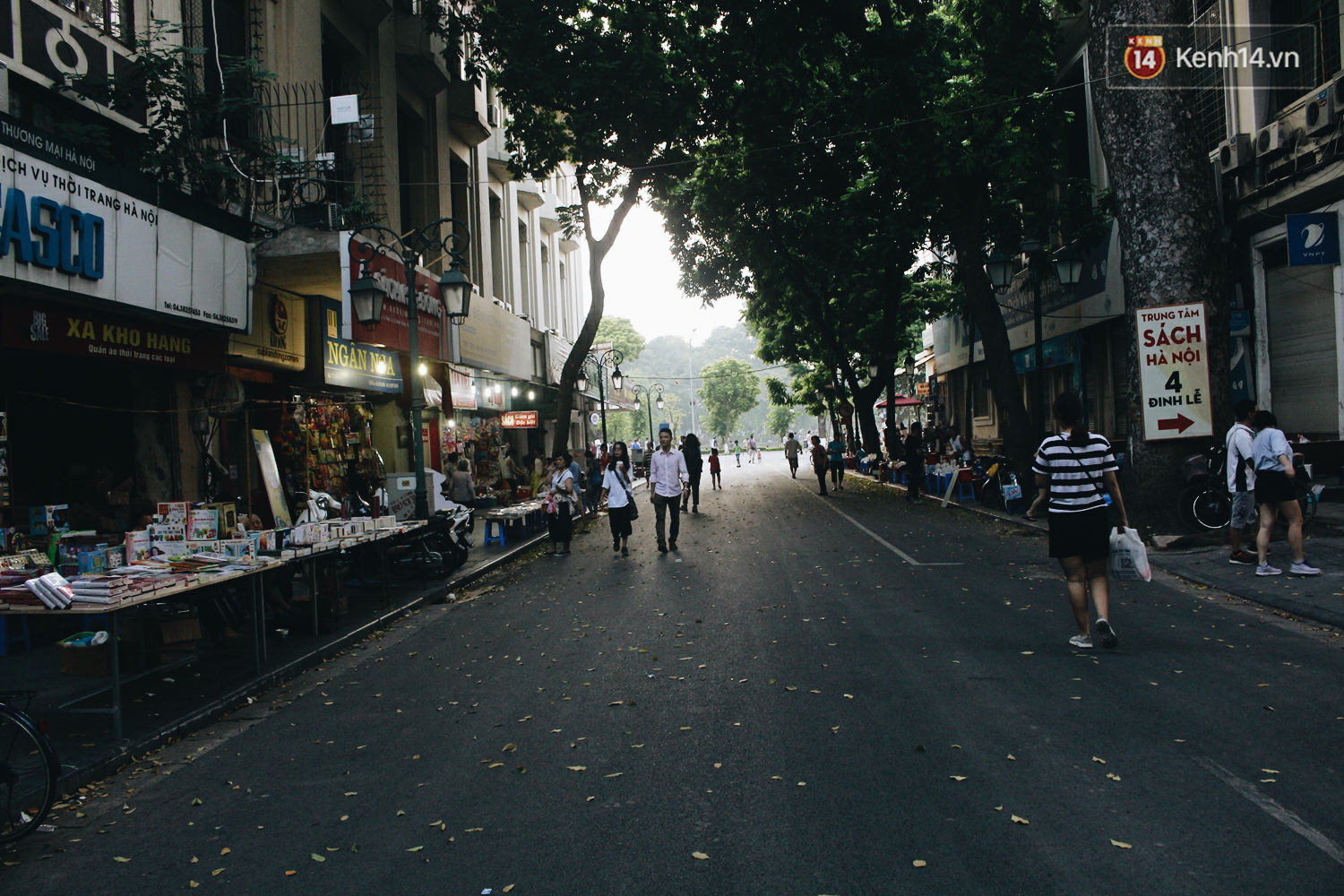 Hàng quán quanh hồ Gươm than vãn ế khách, kinh doanh dịch vụ nước vỉa hè được dịp lên ngôi - Ảnh 10. Hàng quán quanh hồ Gươm than vãn ế khách, kinh doanh dịch vụ nước vỉa hè được dịp lên ngôi - Ảnh 10.