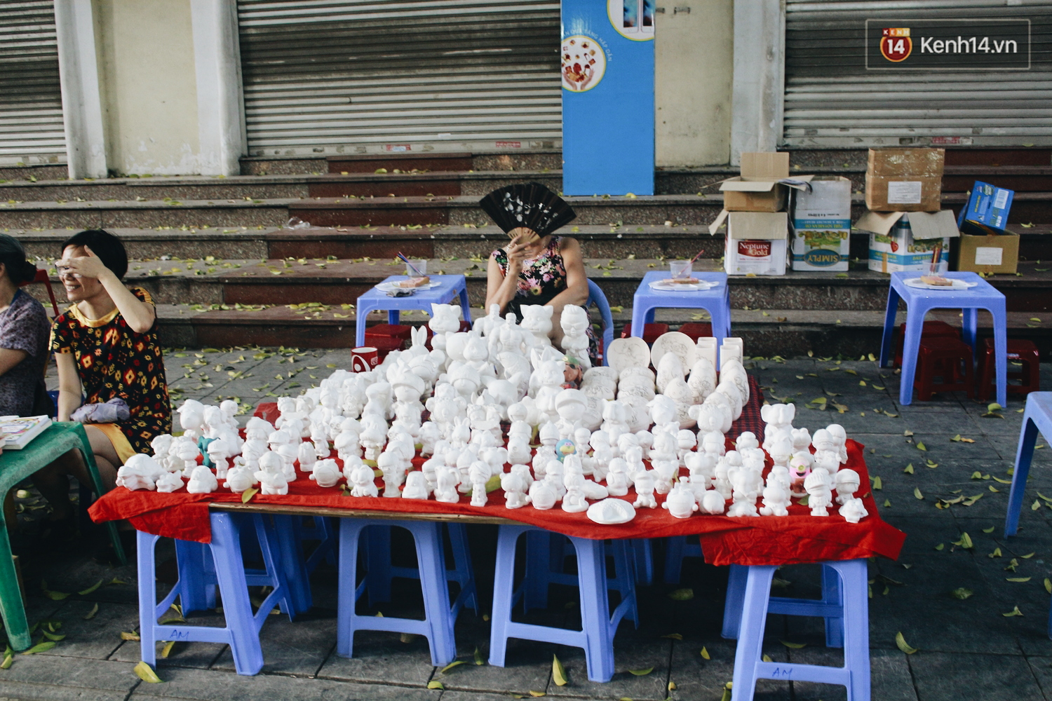 Hàng quán quanh hồ Gươm than vãn ế khách, kinh doanh dịch vụ nước vỉa hè được dịp lên ngôi - Ảnh 14. Hàng quán quanh hồ Gươm than vãn ế khách, kinh doanh dịch vụ nước vỉa hè được dịp lên ngôi - Ảnh 14.