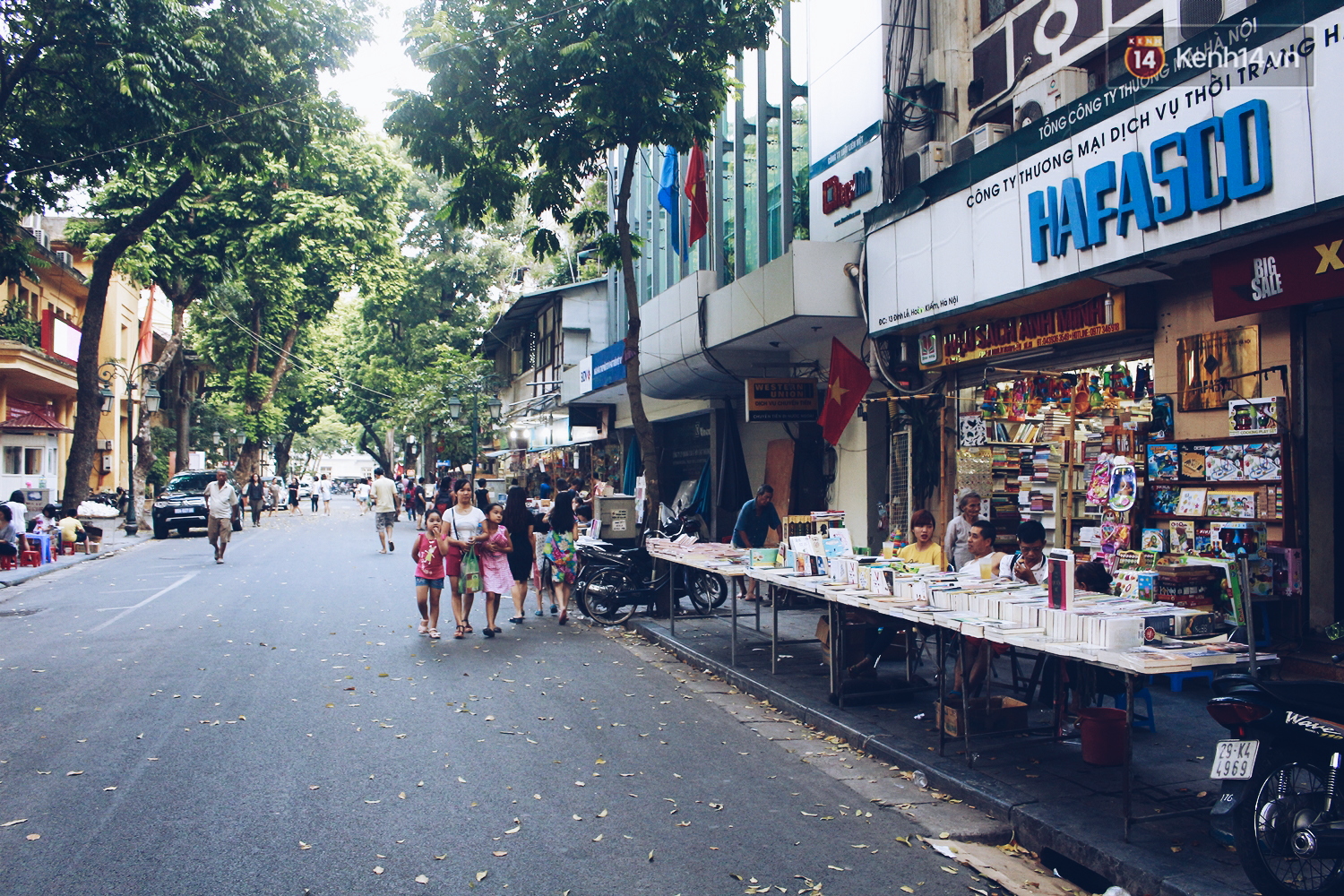 Hàng quán quanh hồ Gươm than vãn ế khách, kinh doanh dịch vụ nước vỉa hè được dịp lên ngôi - Ảnh 12. Hàng quán quanh hồ Gươm than vãn ế khách, kinh doanh dịch vụ nước vỉa hè được dịp lên ngôi - Ảnh 12.