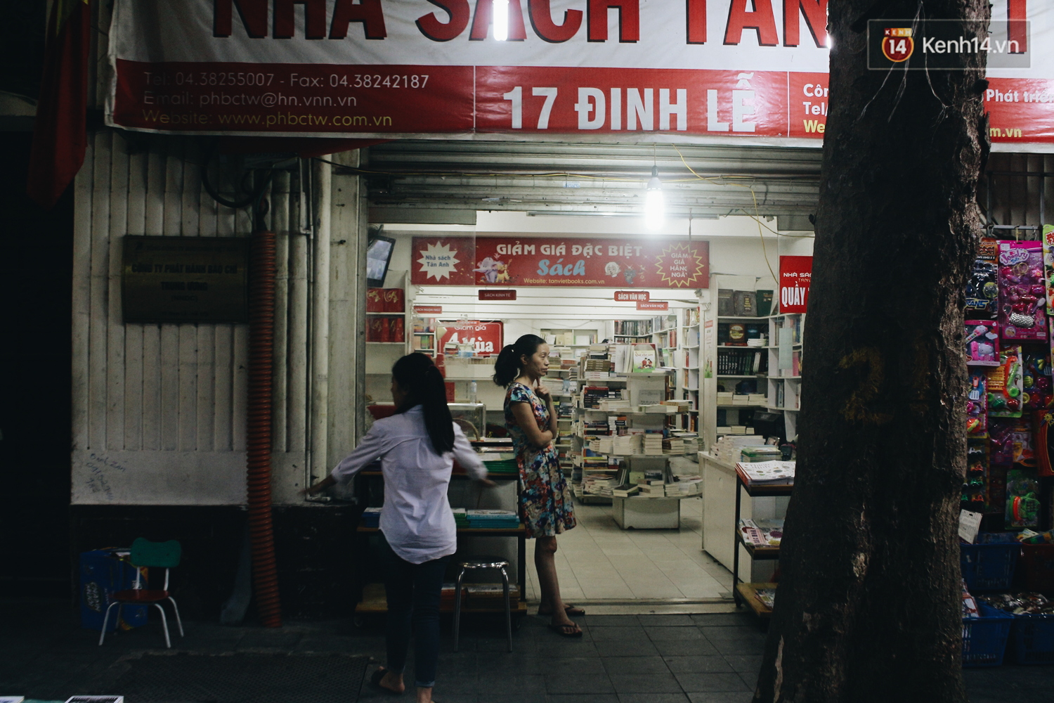 Hàng quán quanh hồ Gươm than vãn ế khách, kinh doanh dịch vụ nước vỉa hè được dịp lên ngôi - Ảnh 11. Hàng quán quanh hồ Gươm than vãn ế khách, kinh doanh dịch vụ nước vỉa hè được dịp lên ngôi - Ảnh 11.