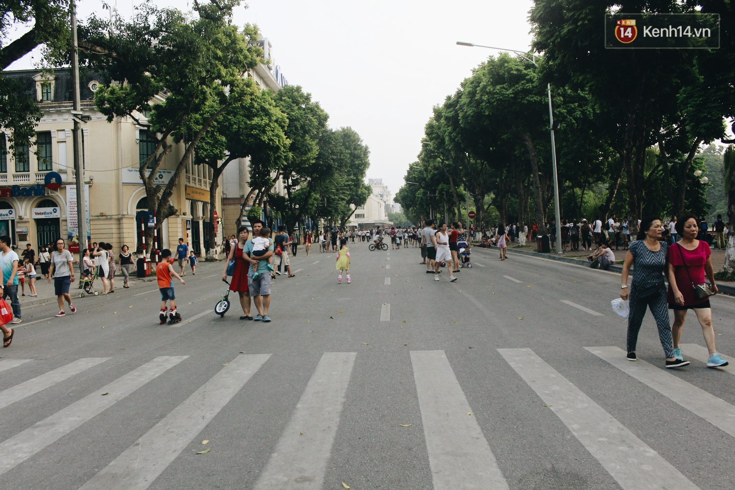 Hàng quán quanh hồ Gươm than vãn ế khách, kinh doanh dịch vụ nước vỉa hè được dịp lên ngôi - Ảnh 19. Hàng quán quanh hồ Gươm than vãn ế khách, kinh doanh dịch vụ nước vỉa hè được dịp lên ngôi - Ảnh 19.