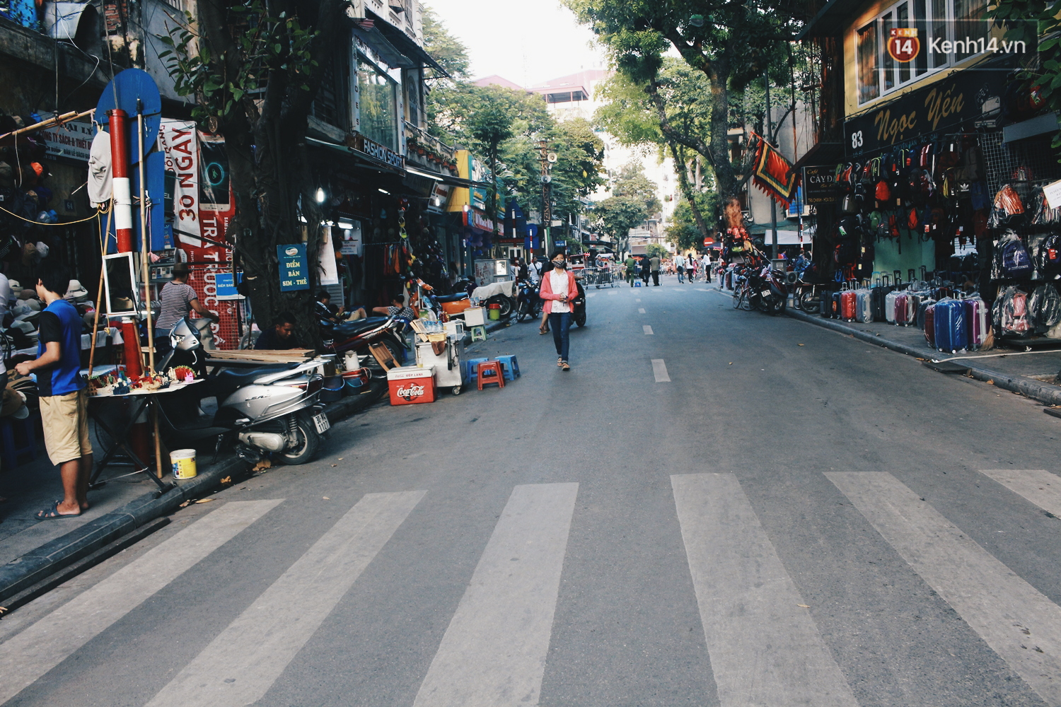 Hàng quán quanh hồ Gươm than vãn ế khách, kinh doanh dịch vụ nước vỉa hè được dịp lên ngôi - Ảnh 8. Hàng quán quanh hồ Gươm than vãn ế khách, kinh doanh dịch vụ nước vỉa hè được dịp lên ngôi - Ảnh 8.