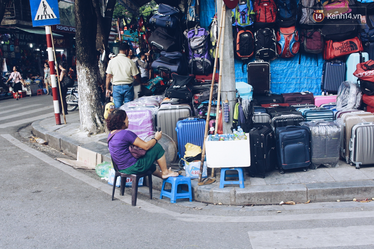 Hàng quán quanh hồ Gươm than vãn ế khách, kinh doanh dịch vụ nước vỉa hè được dịp lên ngôi - Ảnh 9. Hàng quán quanh hồ Gươm than vãn ế khách, kinh doanh dịch vụ nước vỉa hè được dịp lên ngôi - Ảnh 9.