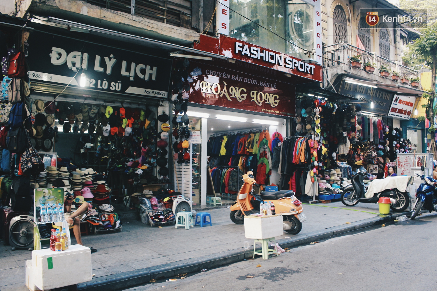 Hàng quán quanh hồ Gươm than vãn ế khách, kinh doanh dịch vụ nước vỉa hè được dịp lên ngôi - Ảnh 21. Hàng quán quanh hồ Gươm than vãn ế khách, kinh doanh dịch vụ nước vỉa hè được dịp lên ngôi - Ảnh 21.