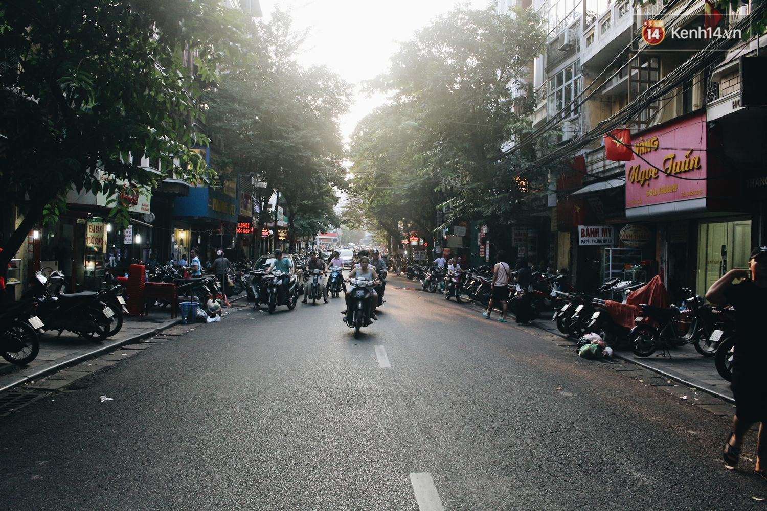 Hàng quán quanh hồ Gươm than vãn ế khách, kinh doanh dịch vụ nước vỉa hè được dịp lên ngôi - Ảnh 1. Hàng quán quanh hồ Gươm than vãn ế khách, kinh doanh dịch vụ nước vỉa hè được dịp lên ngôi - Ảnh 1.