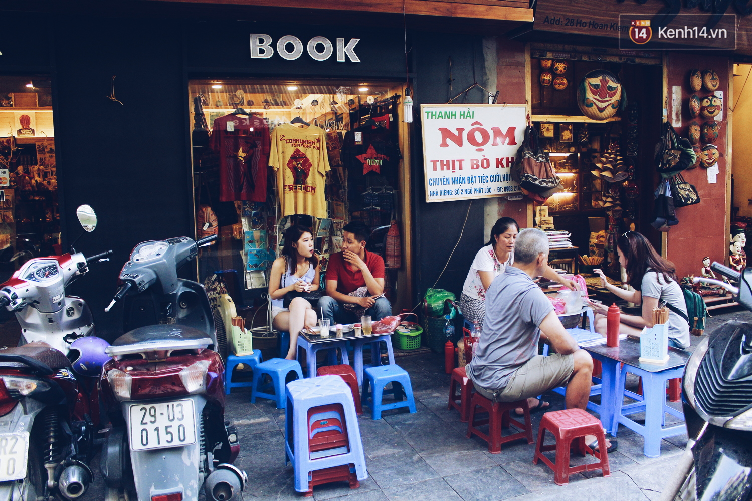 Hàng quán quanh hồ Gươm than vãn ế khách, kinh doanh dịch vụ nước vỉa hè được dịp lên ngôi - Ảnh 5. Hàng quán quanh hồ Gươm than vãn ế khách, kinh doanh dịch vụ nước vỉa hè được dịp lên ngôi - Ảnh 5.