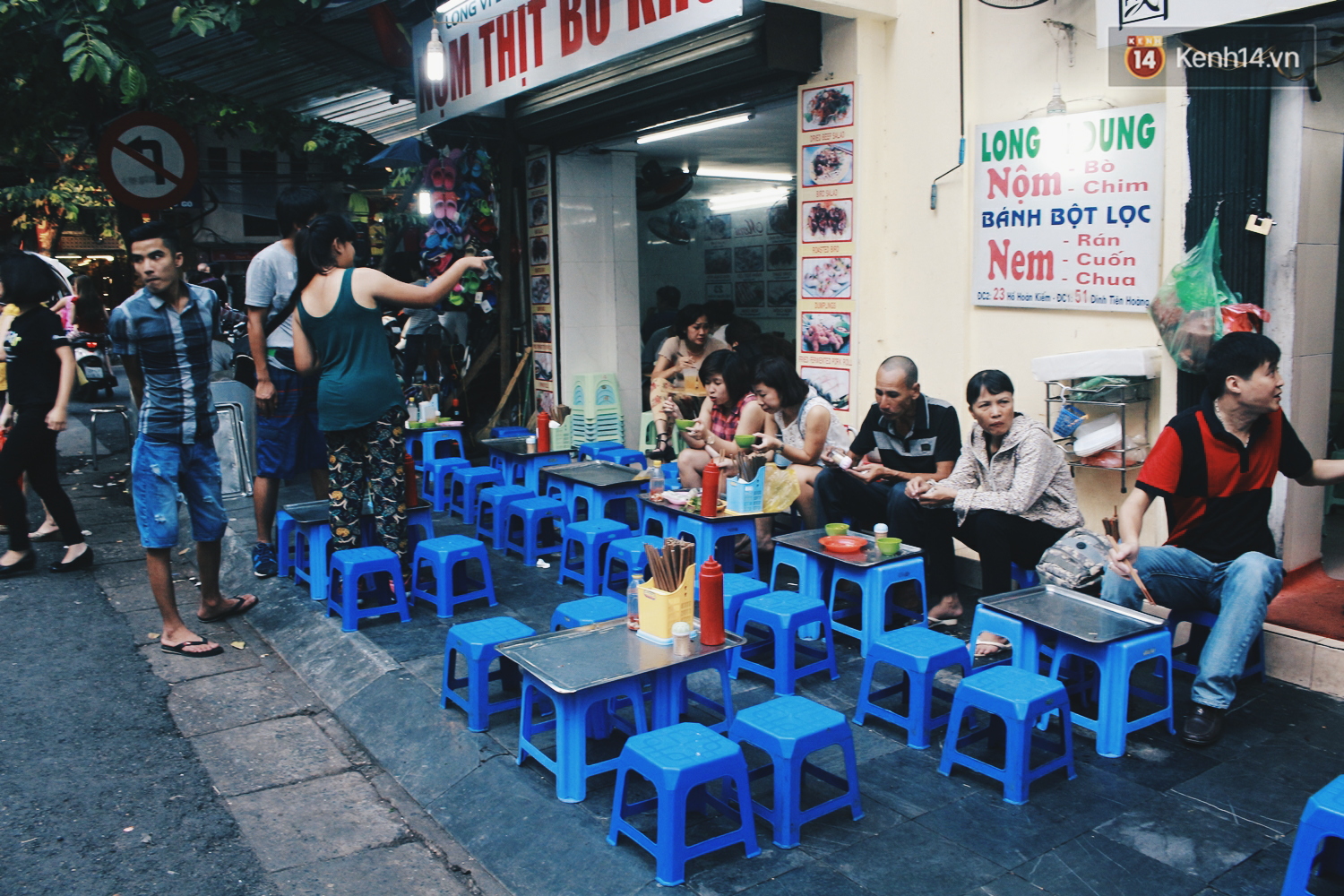 Hàng quán quanh hồ Gươm than vãn ế khách, kinh doanh dịch vụ nước vỉa hè được dịp lên ngôi - Ảnh 2. Hàng quán quanh hồ Gươm than vãn ế khách, kinh doanh dịch vụ nước vỉa hè được dịp lên ngôi - Ảnh 2.