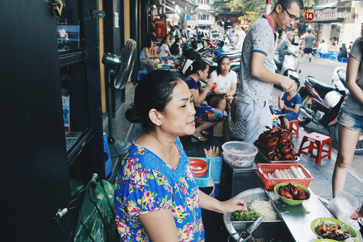 Hàng quán quanh hồ Gươm than vãn ế khách, kinh doanh dịch vụ nước vỉa hè được dịp lên ngôi - Ảnh 4. Hàng quán quanh hồ Gươm than vãn ế khách, kinh doanh dịch vụ nước vỉa hè được dịp lên ngôi - Ảnh 4.