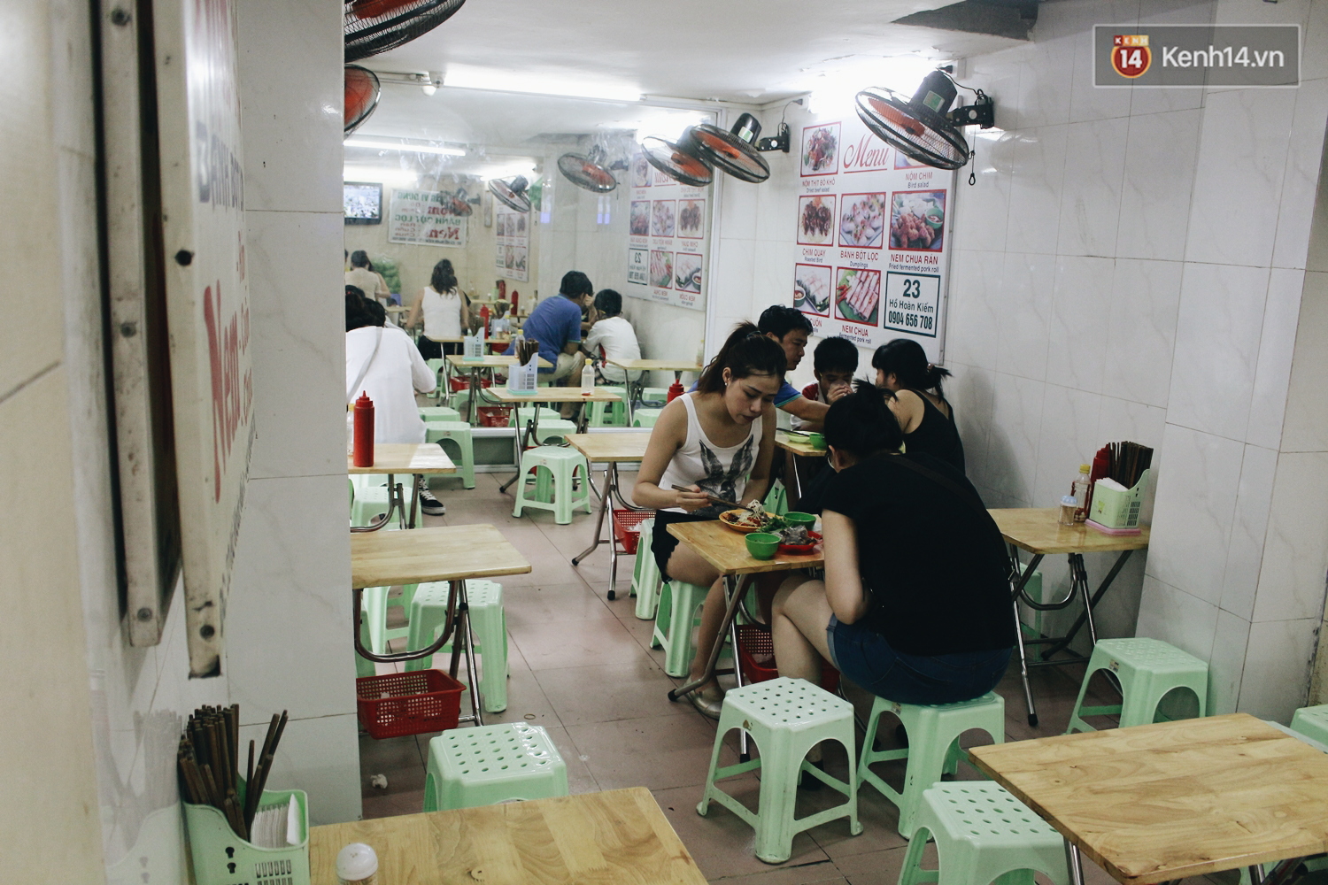 Hàng quán quanh hồ Gươm than vãn ế khách, kinh doanh dịch vụ nước vỉa hè được dịp lên ngôi - Ảnh 3. Hàng quán quanh hồ Gươm than vãn ế khách, kinh doanh dịch vụ nước vỉa hè được dịp lên ngôi - Ảnh 3.