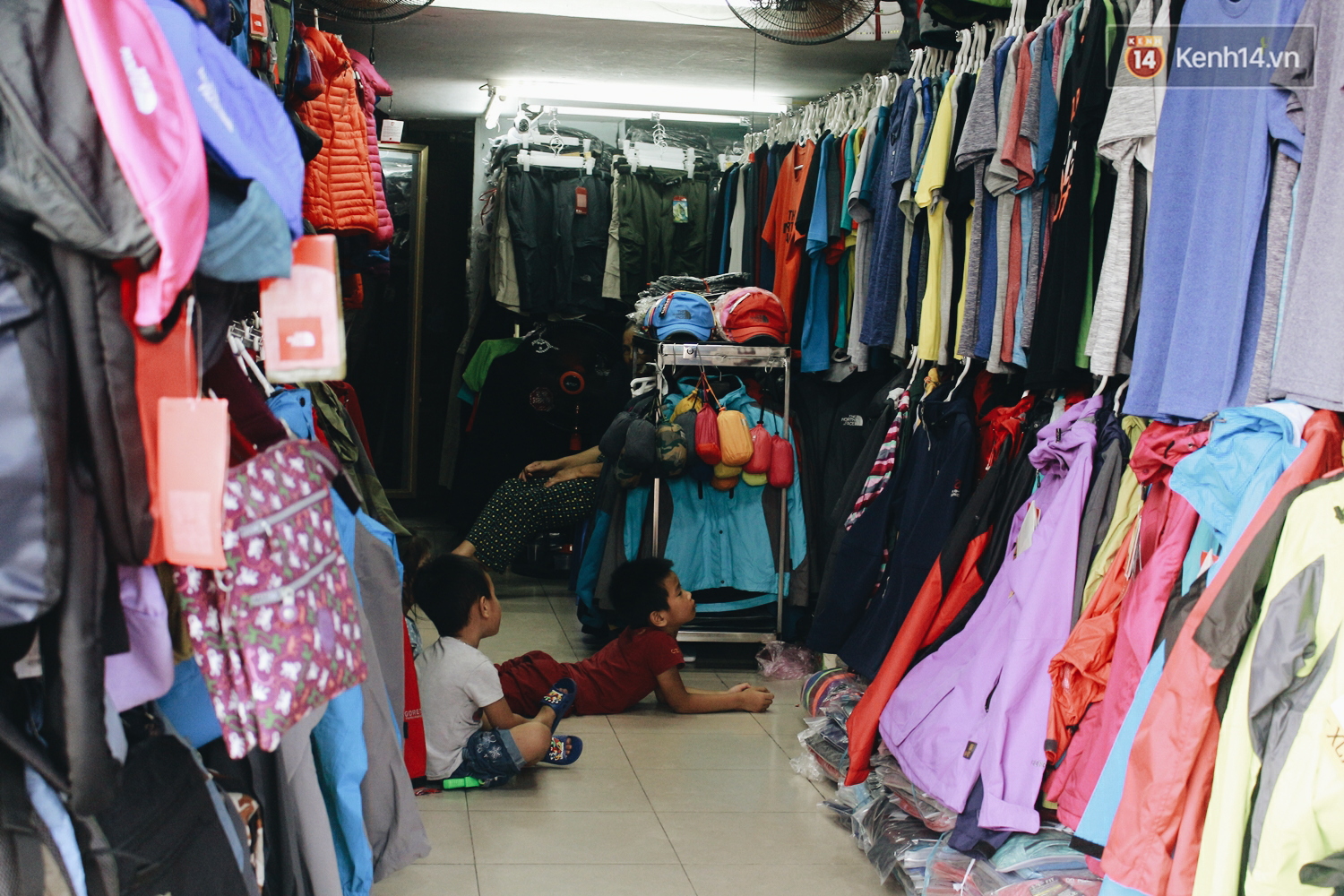 Hàng quán quanh hồ Gươm than vãn ế khách, kinh doanh dịch vụ nước vỉa hè được dịp lên ngôi - Ảnh 7. Hàng quán quanh hồ Gươm than vãn ế khách, kinh doanh dịch vụ nước vỉa hè được dịp lên ngôi - Ảnh 7.