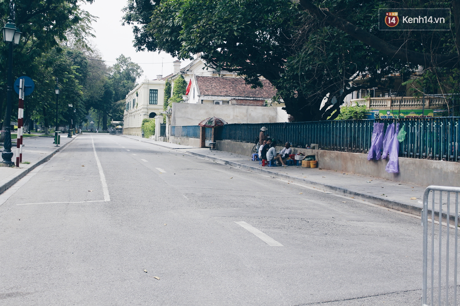 Hàng quán quanh hồ Gươm than vãn ế khách, kinh doanh dịch vụ nước vỉa hè được dịp lên ngôi - Ảnh 17. Hàng quán quanh hồ Gươm than vãn ế khách, kinh doanh dịch vụ nước vỉa hè được dịp lên ngôi - Ảnh 17.