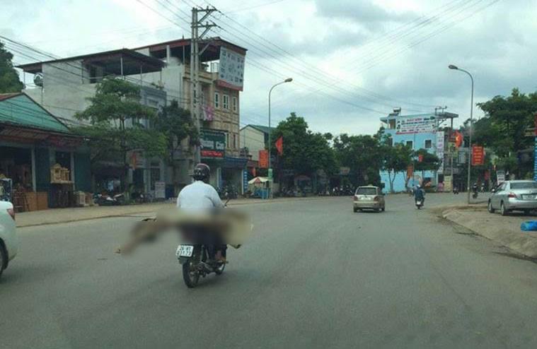 Thi thể cuốn chiếu trên xe máy: Dân bản góp gạo, đồ ăn lo ma chay cho người phụ nữ nghèo - Ảnh 2. Thi thể cuốn chiếu trên xe máy: Dân bản góp gạo, đồ ăn lo ma chay cho người phụ nữ nghèo - Ảnh 2.