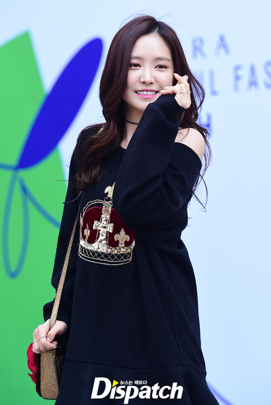 Sooyoung mặc sến, Hyomin khoe chân dài bất tận dự show tại Tuần lễ thời trang Seoul - Ảnh 4.