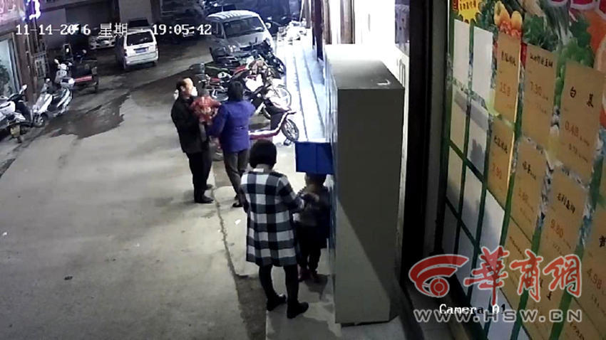 Tủ gửi đồ siêu thị bát ngờ đổ ập vào người khiến bé trai chết thảm - Ảnh 1. Tủ gửi đồ siêu thị bát ngờ đổ ập vào người khiến bé trai chết thảm - Ảnh 1.