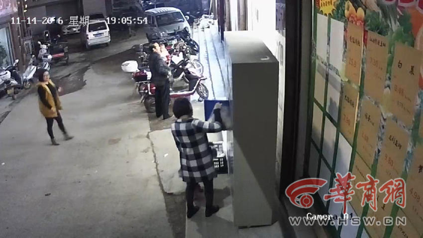 Tủ gửi đồ siêu thị bát ngờ đổ ập vào người khiến bé trai chết thảm - Ảnh 2. Tủ gửi đồ siêu thị bát ngờ đổ ập vào người khiến bé trai chết thảm - Ảnh 2.