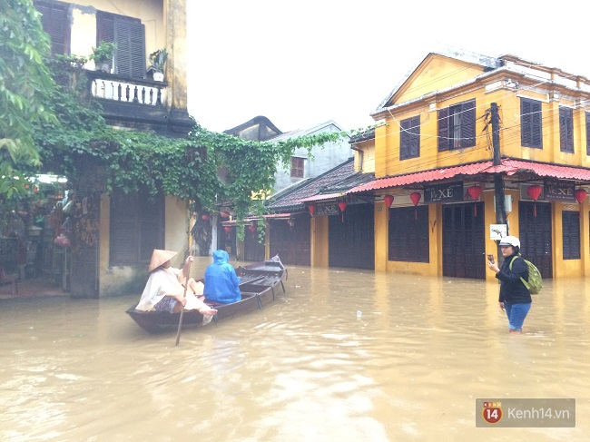 Hội An ngập trong nước lũ, dịch vụ chèo thuyền ngắm phố cổ hút khách - Ảnh 11.