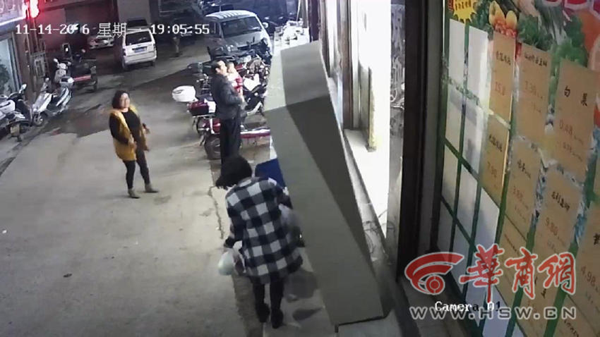 Tủ gửi đồ siêu thị bát ngờ đổ ập vào người khiến bé trai chết thảm - Ảnh 3. Tủ gửi đồ siêu thị bát ngờ đổ ập vào người khiến bé trai chết thảm - Ảnh 3.