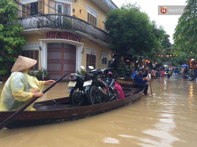 Hội An ngập trong nước lũ, dịch vụ chèo thuyền ngắm phố cổ hút khách - Ảnh 4.