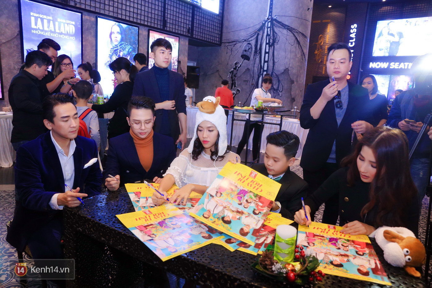 Diễm My 9x tình tứ bên cạnh Hứa Vĩ Văn tại họp báo Chạy Đi Rồi Tính - Ảnh 5. Diễm My 9x tình tứ bên cạnh Hứa Vĩ Văn tại họp báo Chạy Đi Rồi Tính - Ảnh 5.