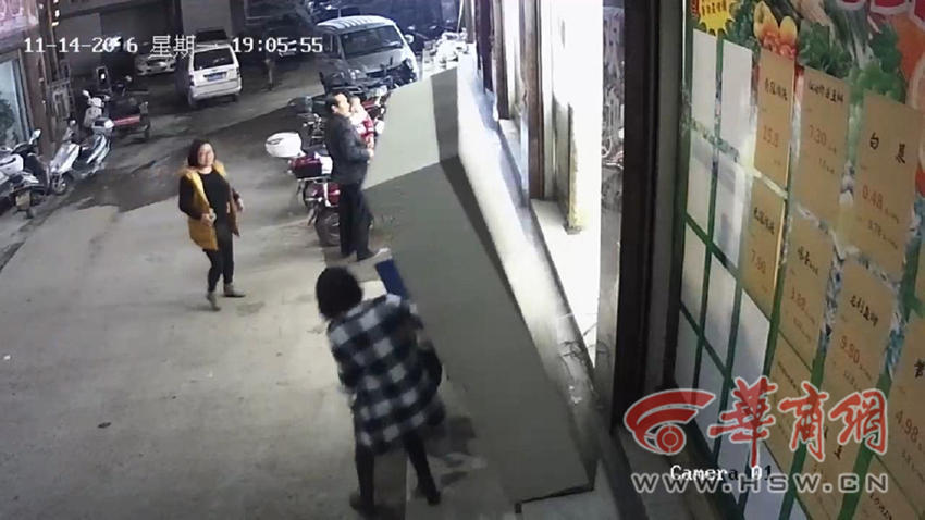 Tủ gửi đồ siêu thị bát ngờ đổ ập vào người khiến bé trai chết thảm - Ảnh 4. Tủ gửi đồ siêu thị bát ngờ đổ ập vào người khiến bé trai chết thảm - Ảnh 4.