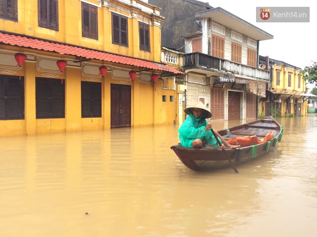 Hội An ngập trong nước lũ, dịch vụ chèo thuyền ngắm phố cổ hút khách - Ảnh 3.