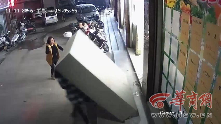 Tủ gửi đồ siêu thị bát ngờ đổ ập vào người khiến bé trai chết thảm - Ảnh 5. Tủ gửi đồ siêu thị bát ngờ đổ ập vào người khiến bé trai chết thảm - Ảnh 5.