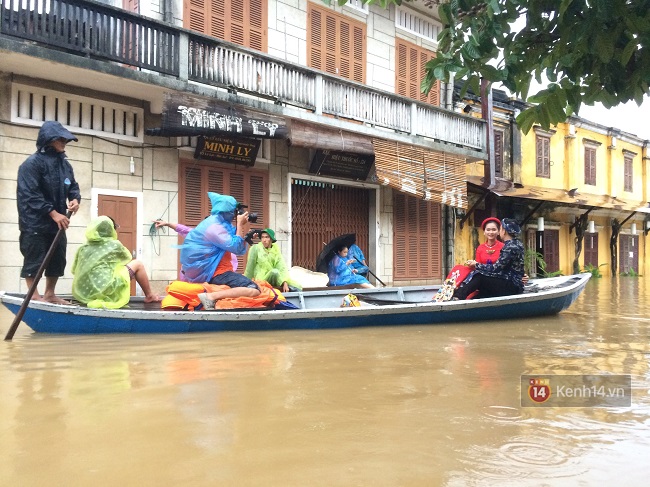 Hội An ngập trong nước lũ, dịch vụ chèo thuyền ngắm phố cổ hút khách - Ảnh 6.