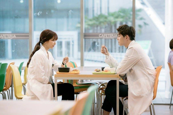 Doctors: Ngày Lee Sung Kyung chơi đểu Park Shin Hye cuối cùng cũng đến - Ảnh 15. Doctors: Ngày Lee Sung Kyung chơi đểu Park Shin Hye cuối cùng cũng đến - Ảnh 15.