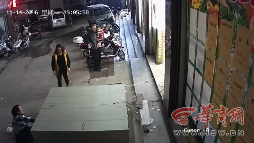 Tủ gửi đồ siêu thị bát ngờ đổ ập vào người khiến bé trai chết thảm - Ảnh 6. Tủ gửi đồ siêu thị bát ngờ đổ ập vào người khiến bé trai chết thảm - Ảnh 6.