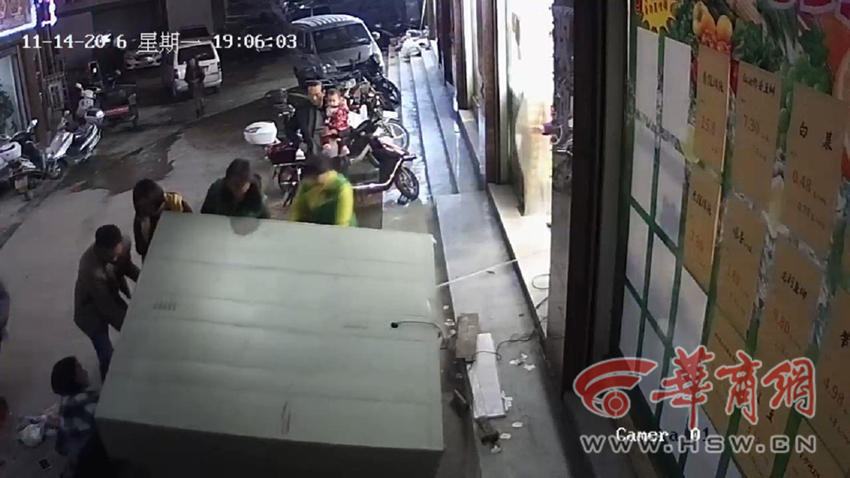 Tủ gửi đồ siêu thị bát ngờ đổ ập vào người khiến bé trai chết thảm - Ảnh 7. Tủ gửi đồ siêu thị bát ngờ đổ ập vào người khiến bé trai chết thảm - Ảnh 7.